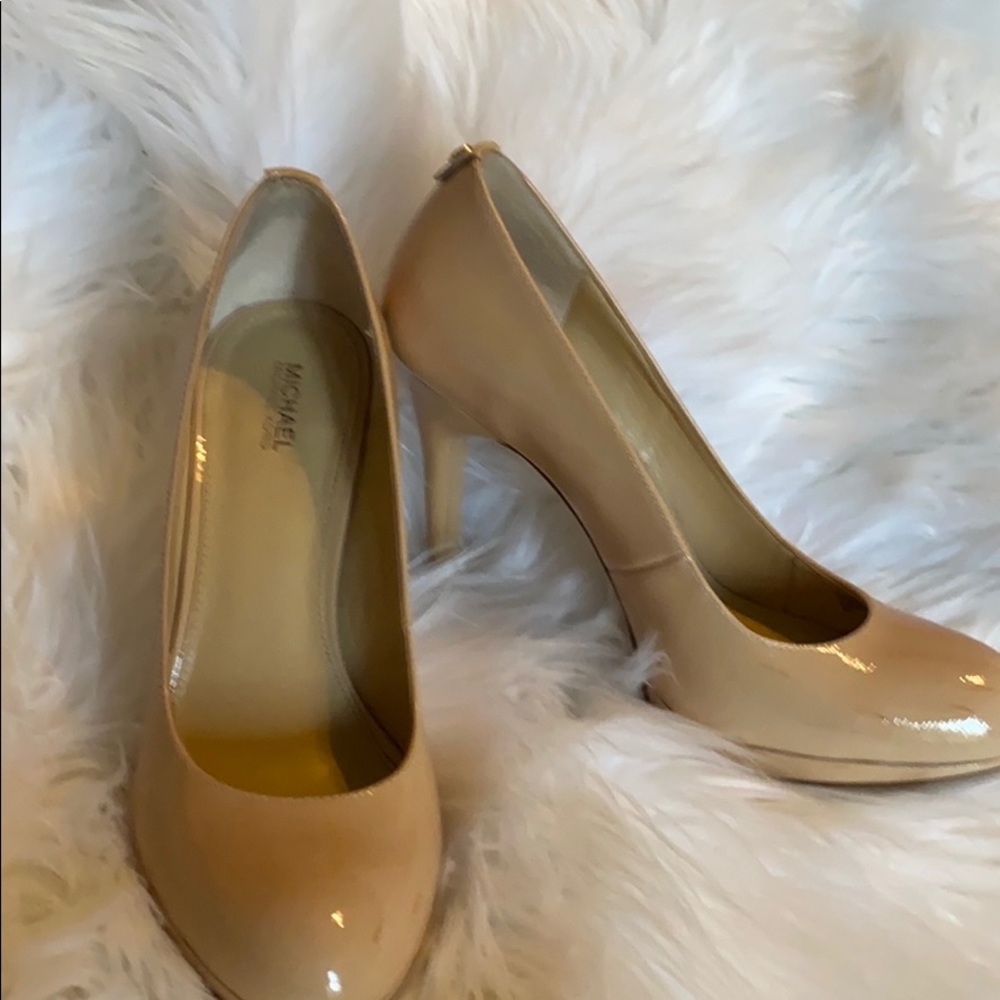 MICHAEL KORS
Antoinette Patent Leather Pump
